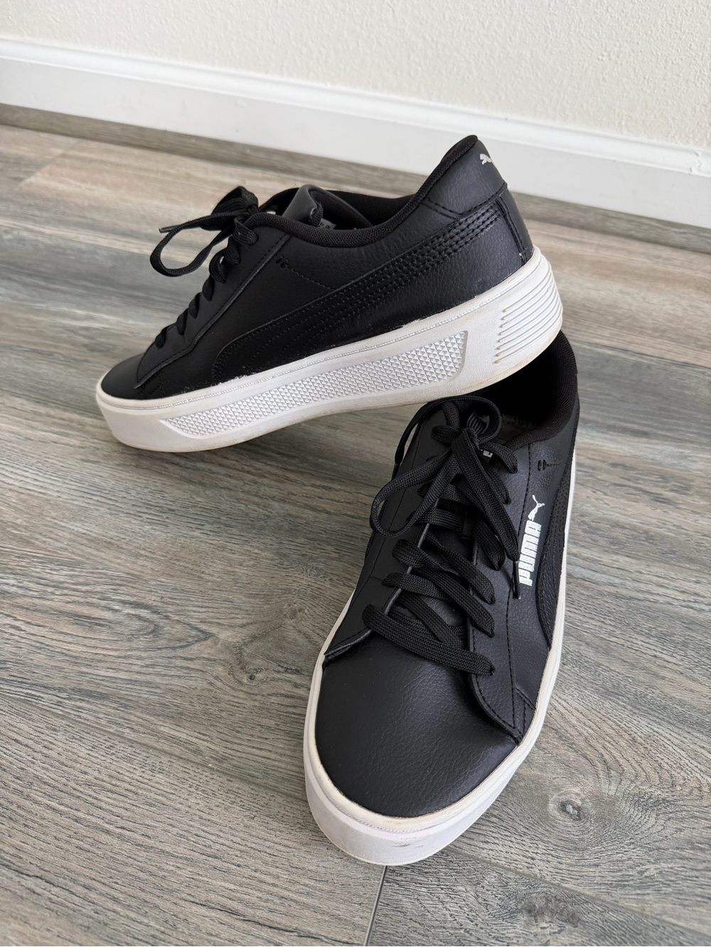 Puma Smash V3 Platform Sneakers in black and white women’s size 10 - Picture 2 of 9